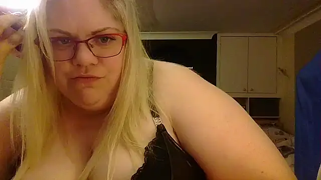 Stripchat Sex Cam for Kinkyhousewife83